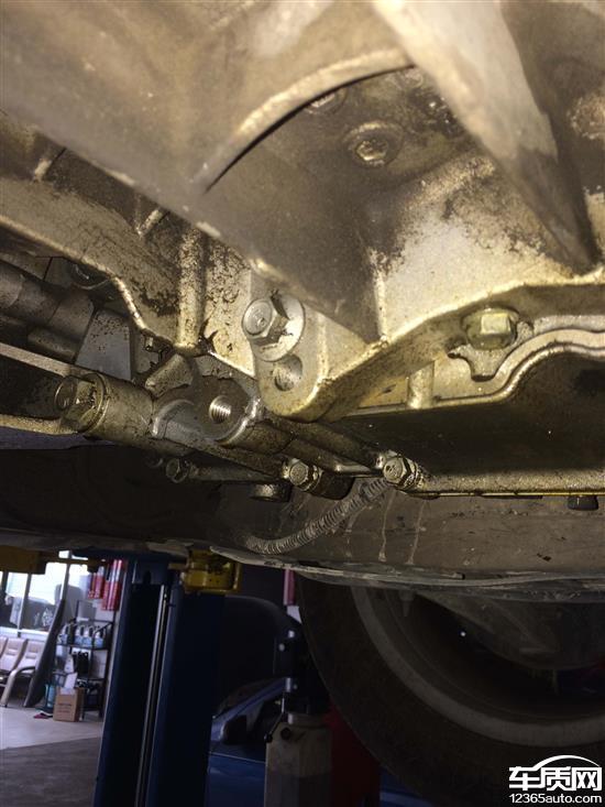 别克君威发动机油底壳渗油严重