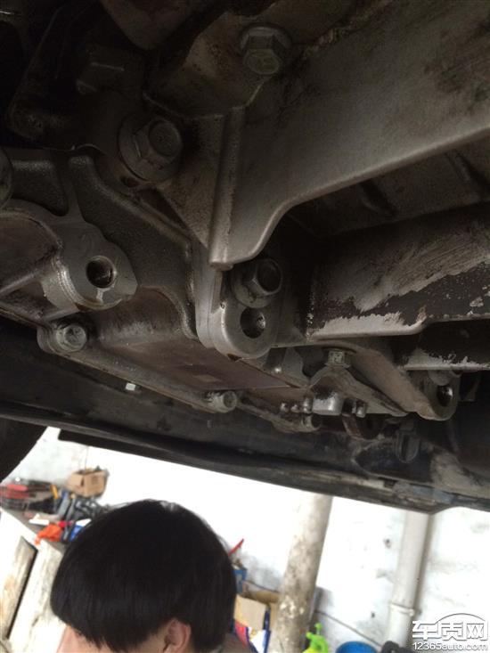 别克君威发动机油底壳渗油严重