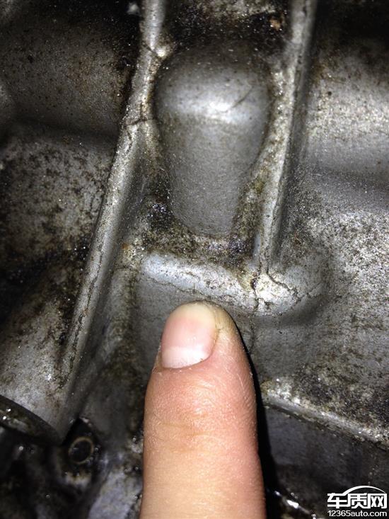 东风本田思域发动机壳体有裂缝