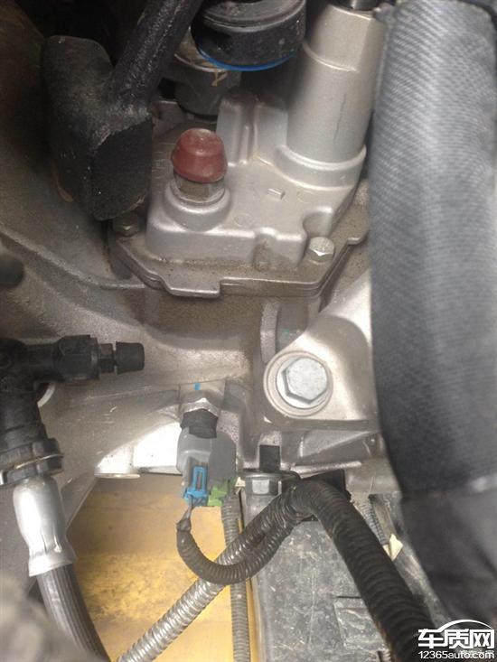 雪佛兰科鲁兹发动机油底壳严重漏油