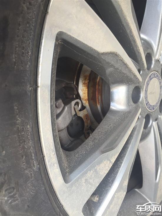 北京奔驰e260l四个刹车盘生锈严重