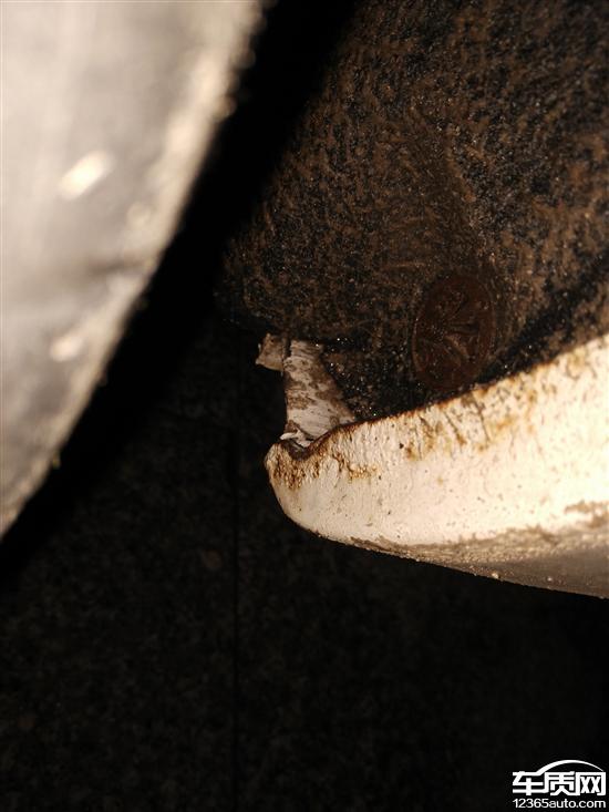 正文 没有碰撞刮擦,车身表面钣金开始由内而外生成黑色烂铁锈,进而烂