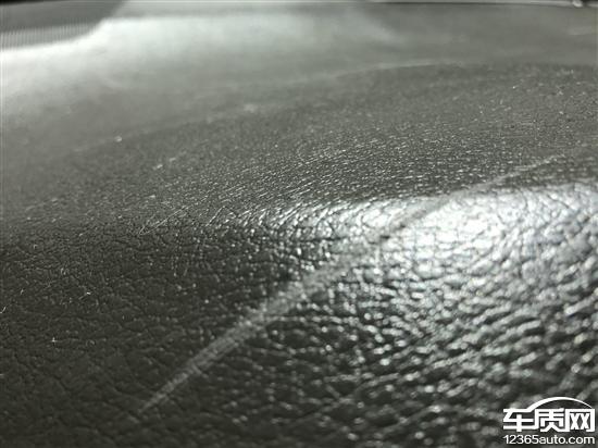 广汽丰田凯美瑞仪表台泛油黏手影响驾驶