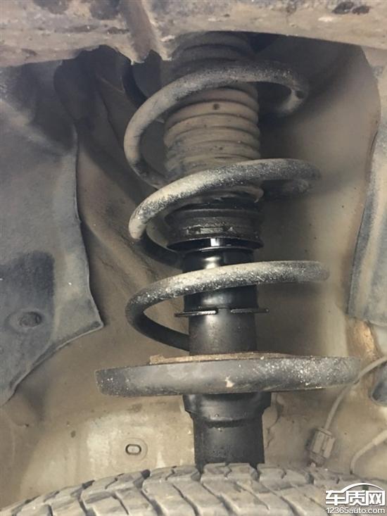长安马自达cx-5右前减震器严重漏油