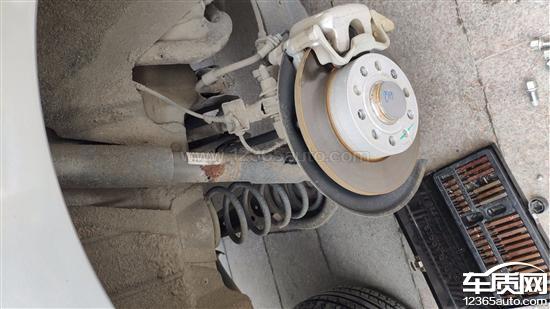 一汽大众速腾右后减震器顶部生锈