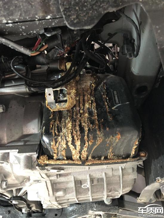 上汽大众途观新车电瓶漏液腐蚀严重