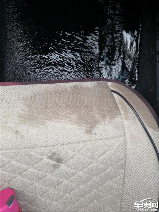 东风标致408雨天正常停放时车内进水