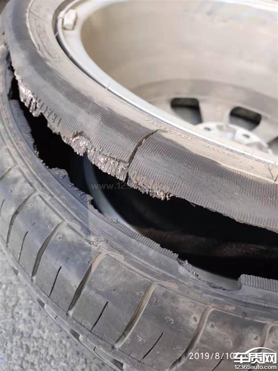东风标致408右后固特异轮胎严重爆胎