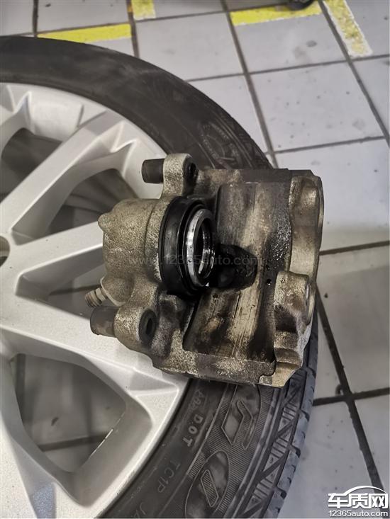 长安福特翼虎刹车分泵漏油危害人身安全