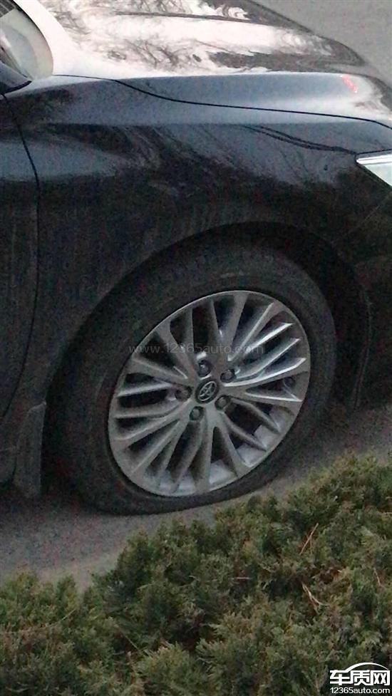 广汽丰田凯美瑞新车普利司通轮胎爆胎