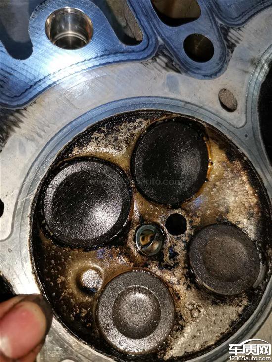 因发动机漏油造成火花塞损坏断裂而损坏缸体,不能正常行驶,到4s店维修