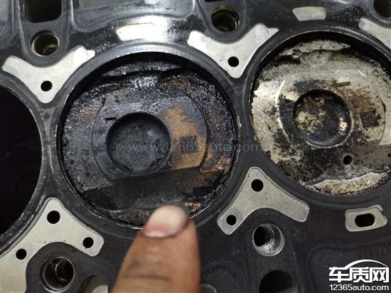 因发动机漏油造成火花塞损坏断裂而损坏缸体,不能正常行驶,到4s店维修