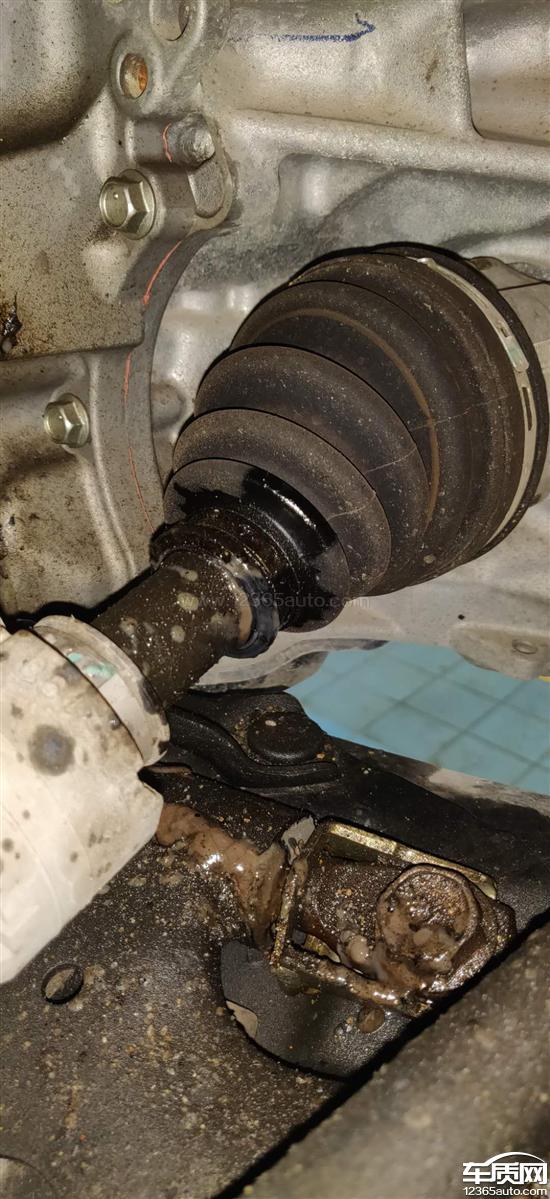 半轴防尘套漏油,左右两轮都非常严重,看漏油程度这个问题应该在质保期