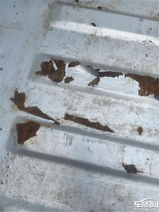 上汽通用五菱荣光小卡漆面生锈掉漆