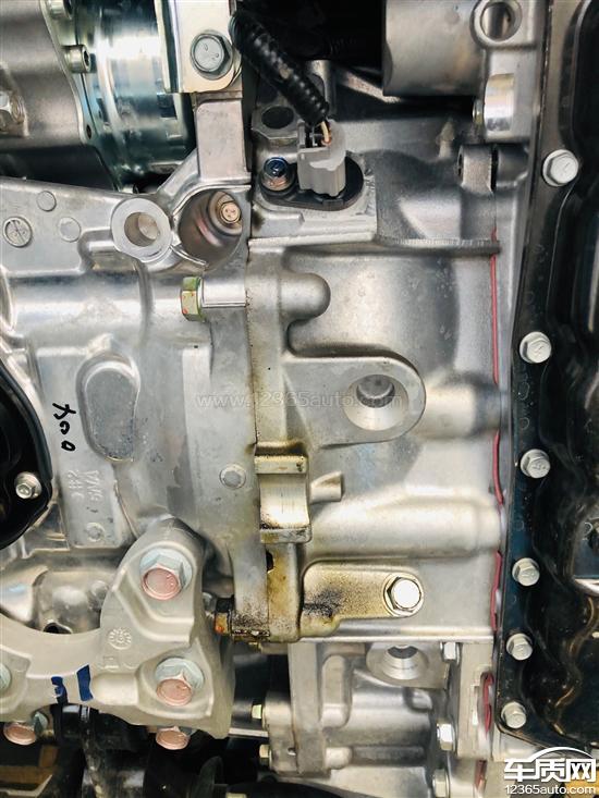东风英菲尼迪qx50发动机变速箱结合处漏油