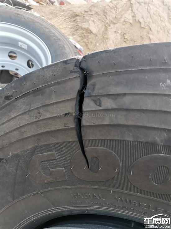 解放j7空载状态行驶时固特异轮胎爆胎