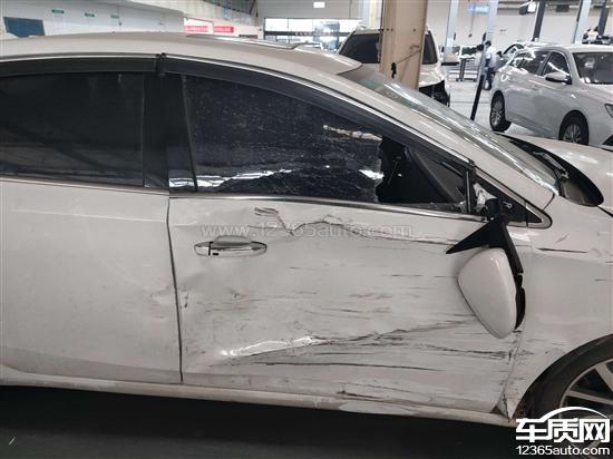 上汽荣威i6追尾撞击后安全气囊气帘均未起爆