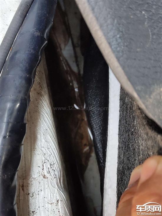 东风日产轩逸车身漏水导致地板积水