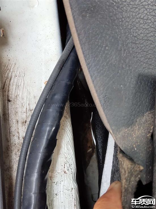 东风日产轩逸车身漏水导致地板积水
