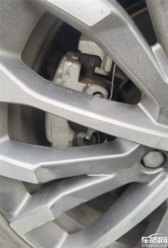 到4s店经过维修人员检查判定是制动卡钳与刹车片间隙过大造成严重异响