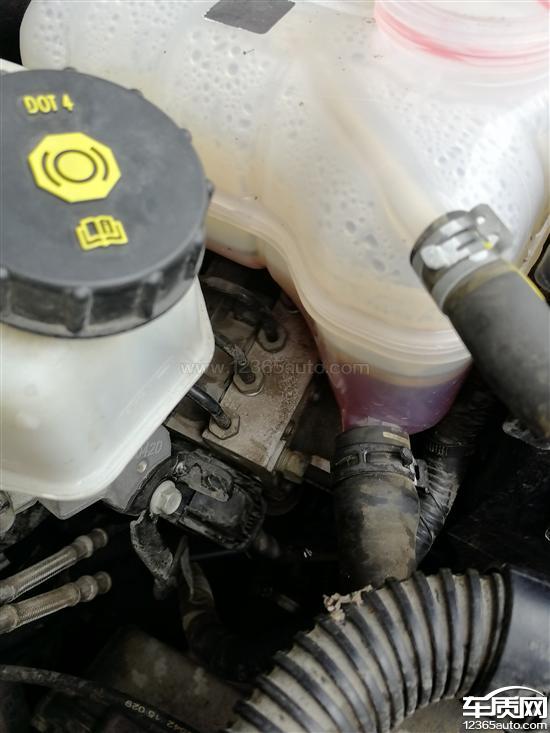 6t发动机的机油散热器损坏,机油从散热器漏出,导致冷却液壶口都是乳化