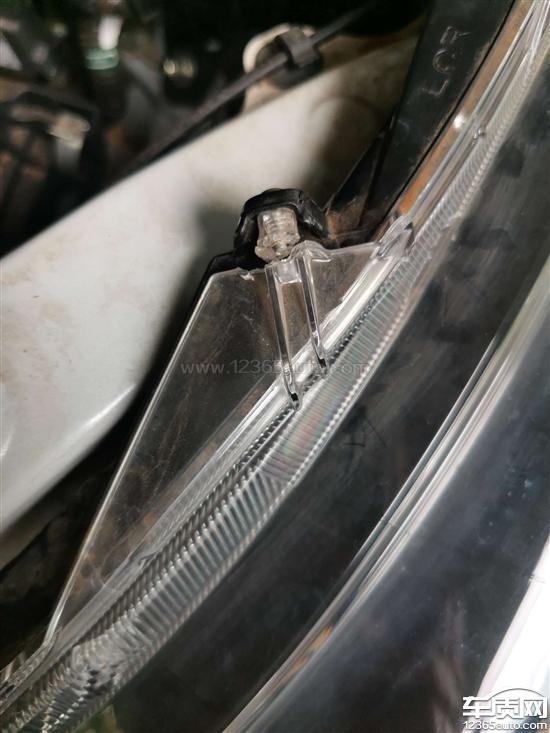 广汽丰田雷凌大灯灯脚固定卡扣断裂
