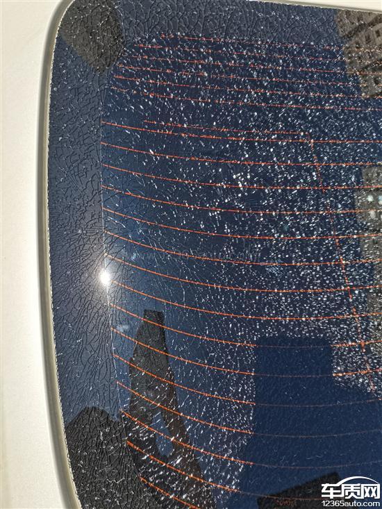 广汽丰田雷凌后挡风玻璃自然爆裂
