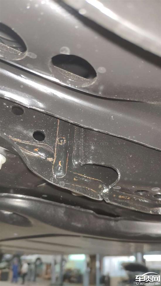 上汽大众朗逸元宝梁出现生锈的现象
