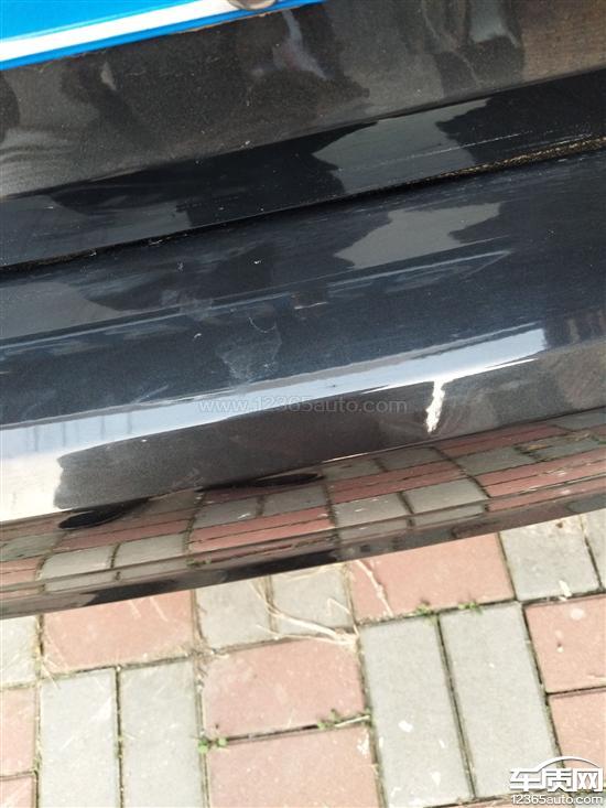 一汽大众速腾新车后保险杠处出现漆面龟裂