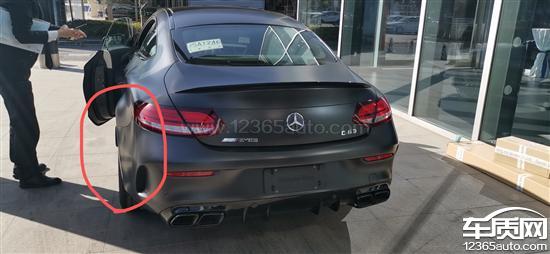 奔驰c级amg新车后保险杠损坏变形