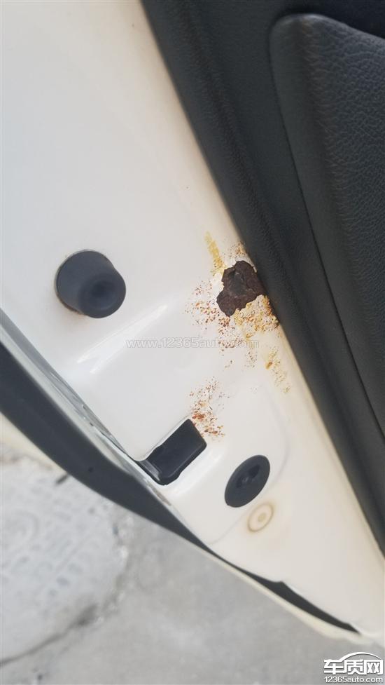 长安逸动xt车身多处生锈要求厂家解决