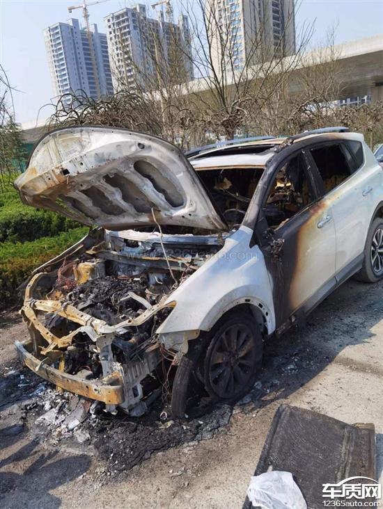 一汽丰田rav4荣放质保期内发动机舱无故自燃