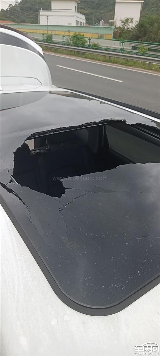 奇瑞瑞虎7高速行驶时天窗玻璃爆裂