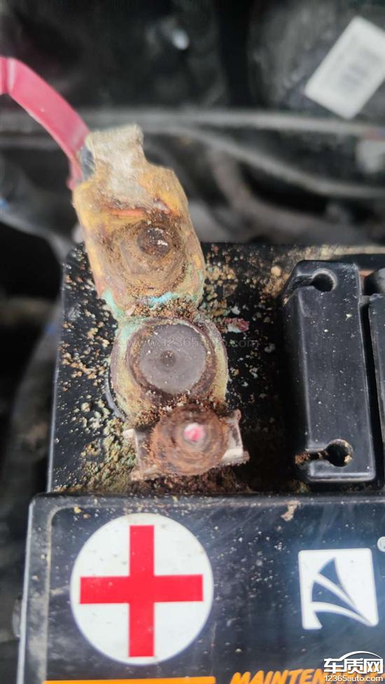 比亚迪宋pro电瓶漏液导致正极卡箍锈蚀 - 车质网