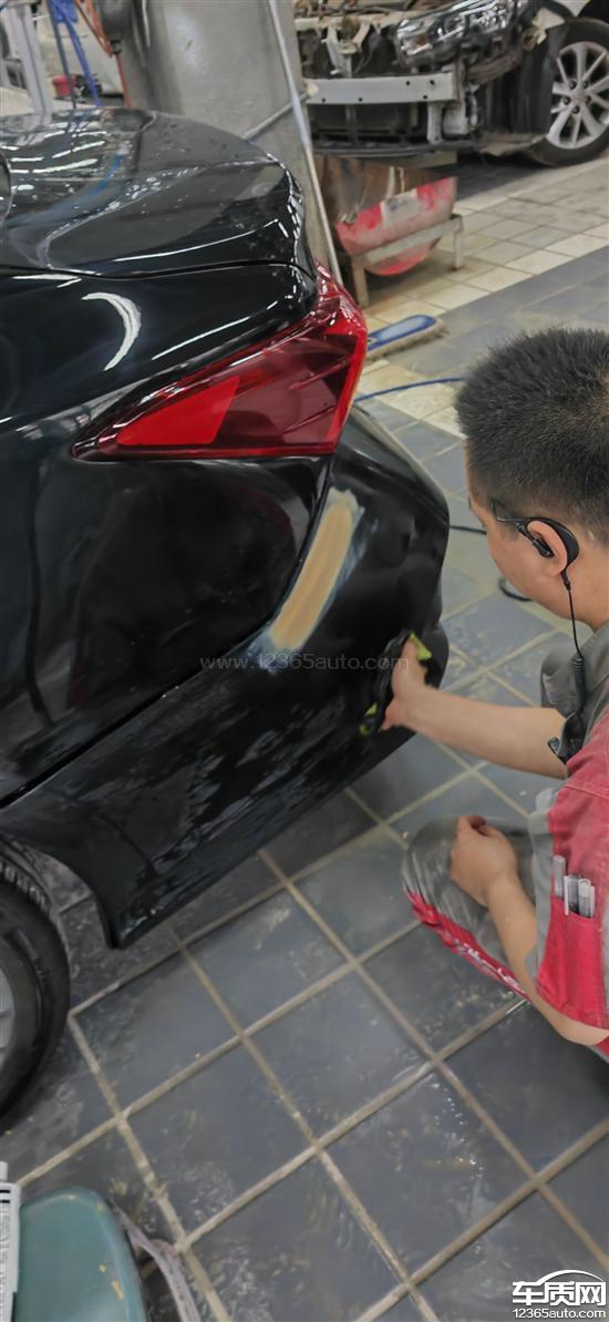 一汽丰田亚洲龙4s店更换新保险杠受损