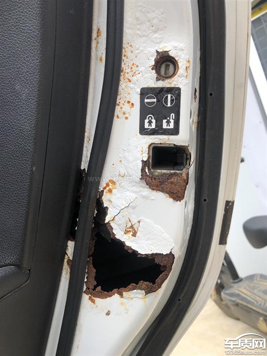 江铃驭胜s330车身锈蚀现象非常严重