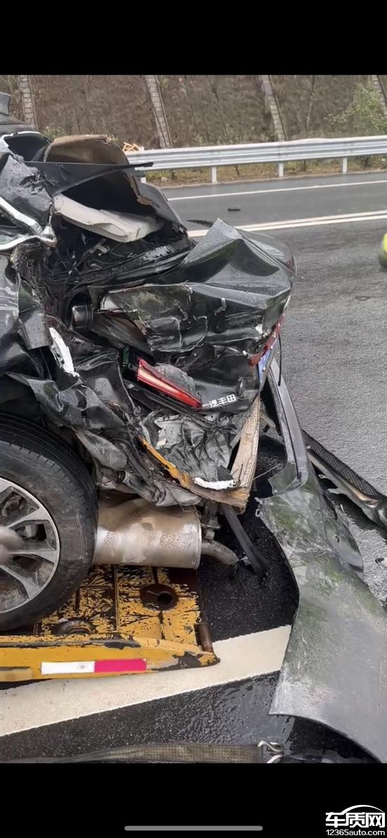 一汽丰田亚洲龙车辆事故安全气囊没弹开