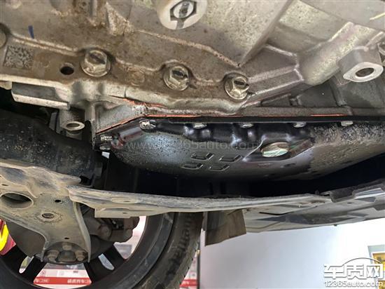 吉利缤瑞发动机油底壳漏油底盘异响