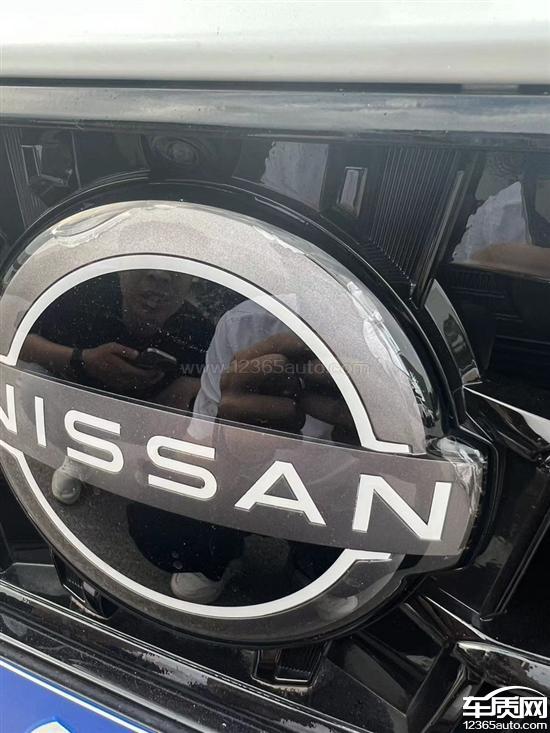 东风日产天籁前车标内部有裂纹要求更换