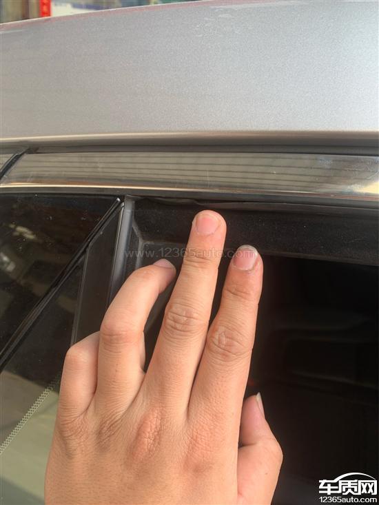 一汽奔腾b70副驾驶后排玻璃边框脱胶