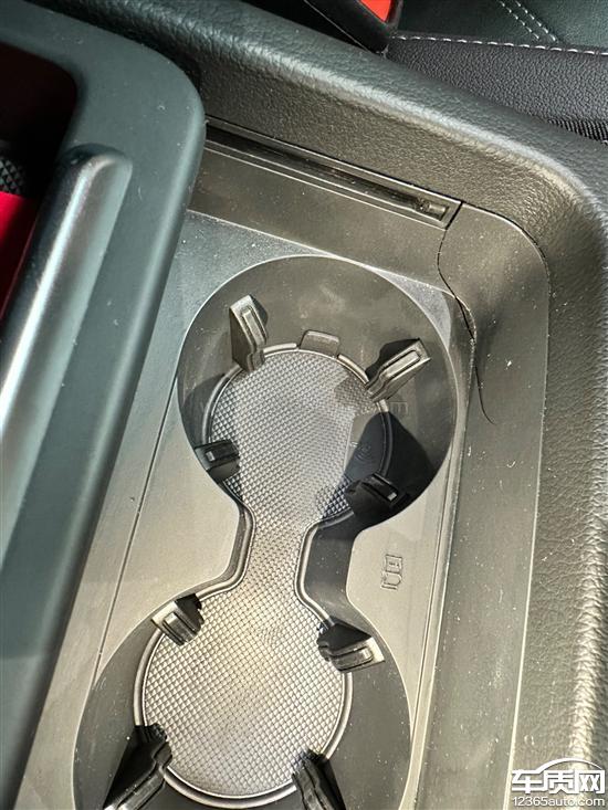 一汽奥迪q5lsportback扶手箱杯架开裂