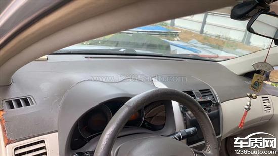 卡罗拉仪表台表面严重开裂掉皮发粘,不仅影响驾驶安全,还可能影响安全
