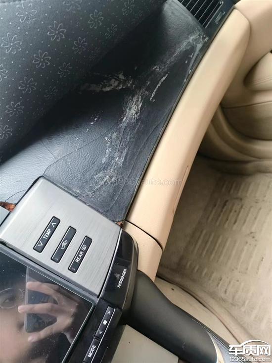 一汽丰田锐志中控台老化严重开裂