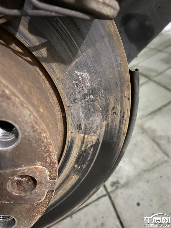 上汽荣威rx8后轮刹车片和刹车盘粘连