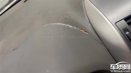 一汽丰田卡罗拉中控仪表台开裂老化 - 车质网