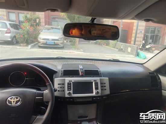 一汽丰田锐志仪表台老化开裂起油粘手反光