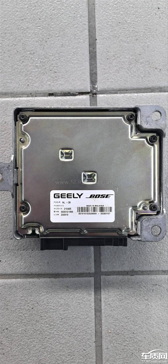 车辆正常行驶,喇叭功放由于排水管堵塞进水,导致功放损坏.