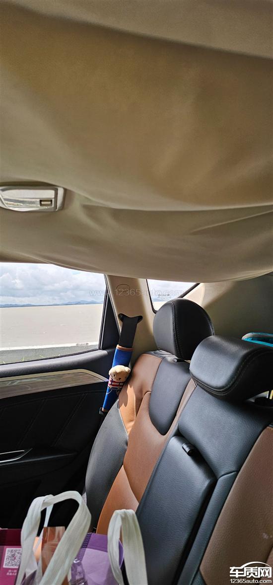 吉利远景x6车内顶棚布脱落 要求处理