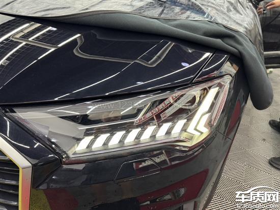 进口奥迪q7左前大灯发黄变色 非常明显