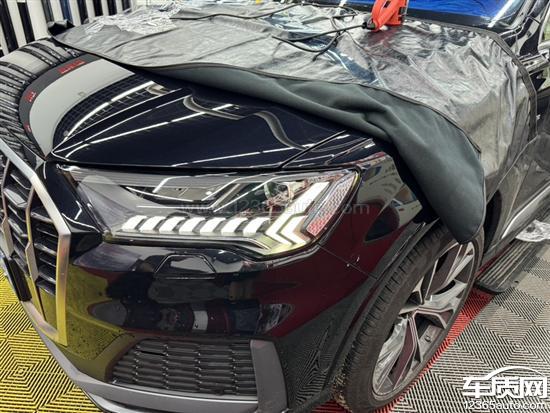 进口奥迪q7左前大灯发黄变色 非常明显